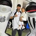 VÍDEO: filha de Neymar é atingida por bola na cabeça e chora imagem