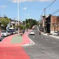 VÍDEO: homem é agredido por passageiros após tentar assaltar ônibus em Salvador imagem