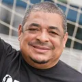 Vampeta vs 14 criadoras de conteúdo: ex-jogador busca namoro imagem