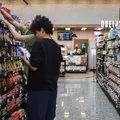 Varrer o chão para pagar as compras? Supermercado participativo chega ao Brasil imagem