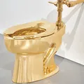 Vaso sanitário de ouro polêmico é leiloado por valor milionário imagem