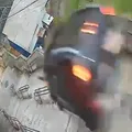 Vídeo: Motorista perde o controle e carro despenca em escadaria imagem