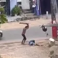 Vídeo: homem é brutalmente espancado com barra de madeira na rua imagem