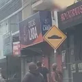 Vídeo: homem é flagrado em telhado de loja ao tentar fugir após roubo imagem