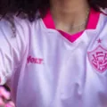 Vitória lança camisa para campanha do Outubro Rosa; veja fotos imagem
