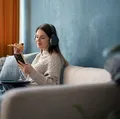 Você come ouvindo música? Descubra verdade chocante sobre esse hábito imagem