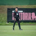 Zagueiro treina e vira opção no Vitória; volante e lateral seguem fora imagem