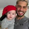 Zé Felipe causa polêmica ao surgir dirigindo com o filho no colo imagem