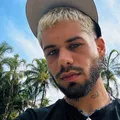 Zé Felipe é assediado por fã durante show e tem reação inesperada imagem
