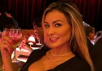 Andressa Urach usa peça rara de Ayrton Senna em ensaio sensual imagem