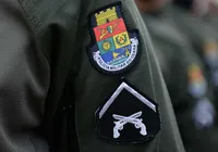 Após atentado contra colega por ciúmes, John Lennon é expulso da PM