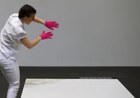 Artista vende escultura invisível feita de ar e espírito por R$ 87 mil