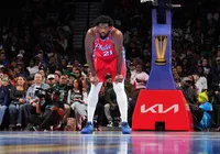 Astro da NBA é multado em R$ 270 mil por gesto obsceno em partida imagem