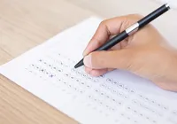 Atriz da Globo faz prova do Enem pela primeira vez aos 61 anos