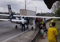 Avião faz pouso de emergência no meio de rodovia