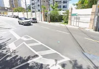 BMW bate em poste e interdita via em bairro nobre de Salvador imagem
