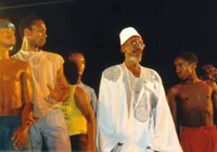 Bando de Teatro Olodum faz peça gratuita dirigida por Lázaro Ramos
