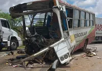 Batida entre carreta e ônibus escolar deixa três mortos na BR-116