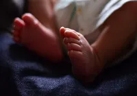 Bebê morre asfixiado após mãe chegar embriagada e adormecer sobre ele