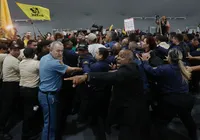 COP30: tentativa de invasão em protesto deixa segurança ferido imagem