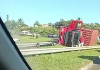 Caminhão tomba em Dias d’Ávila e carga é saqueada pela população