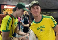 Cantor Shawn Mendes desembarca em Salvador e causa tumulto
