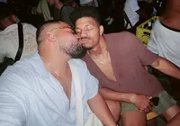 Cantor baiano é surpreendido com pedido de casamento em show