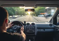 Cantor famoso é preso por dirigir sem habilitação