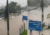 Caos: chuva forte deixa Lauro de Freitas paralisada e carros submersos