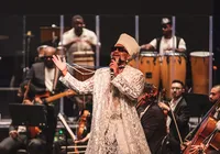 Carlinhos Brown retorna à Concha com show que mistura axé e orquestra