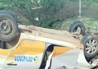 Carro da prefeitura capota na BR e deixa quatro pessoas feridas