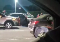 Carros se envolvem em engavetamento na Paralela; imagem impressiona imagem