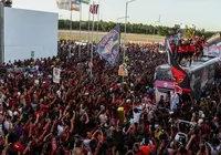 "Clima de guerra": torcida do Vitória enche aeroporto antes do Sport imagem