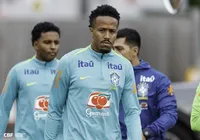 Com Militão improvisado, Ancelotti testa nova linha defensiva