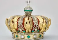 Coroa com 1.354 diamantes roubada do Louvre é encontrada imagem