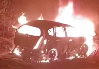 Corpo carbonizado é encontrado em porta-malas de carro incendiado