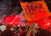 Corredor rubro-negro: torcida empurra Vitória na chegada ao Ba-Vi imagem