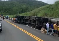 Criança de 2 anos morre e família fica ferida após carreta tombar na BR-116