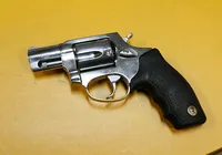 Criança morre por tiro acidental após pegar arma do pai na Bahia