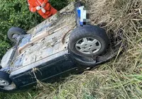 Criança sobrevive em acidente que pais morreram após carro capotar