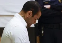 Daniel Alves aparece pregando em missa na Espanha; veja vídeo imagem