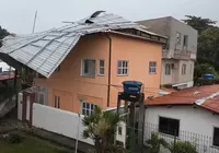 Destelhamentos e quedas de árvore marcam o 3º dia de chuva em Salvador imagem