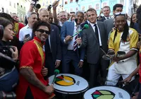 Em Salvador, presidente francês toca tambor com Olodum no Centro Histórico imagem
