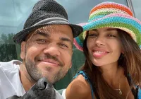 Esposa de Daniel Alves anuncia nascimento de filho do casal