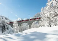 Essa viagem de trem entre a Suíça e a Itália é uma das mais lindas do mundo imagem