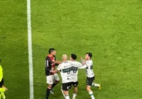 Ex-Bahia dá tapa em Ex-Vitória durante partida da Série B imagem
