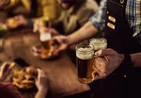 Ex-atriz da Globo é flagrada dormindo em bar após confusão familiar