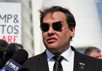 Ex-deputado filho de brasileiros recebe perdão de Trump e deixa prisão imagem