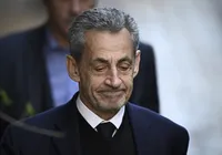 Ex-presidente da França, Sarkozy é preso por associação ilícita imagem