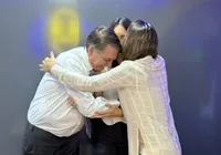 Filha de Bolsonaro celebra 15 anos com tema de filme “As Branquelas”